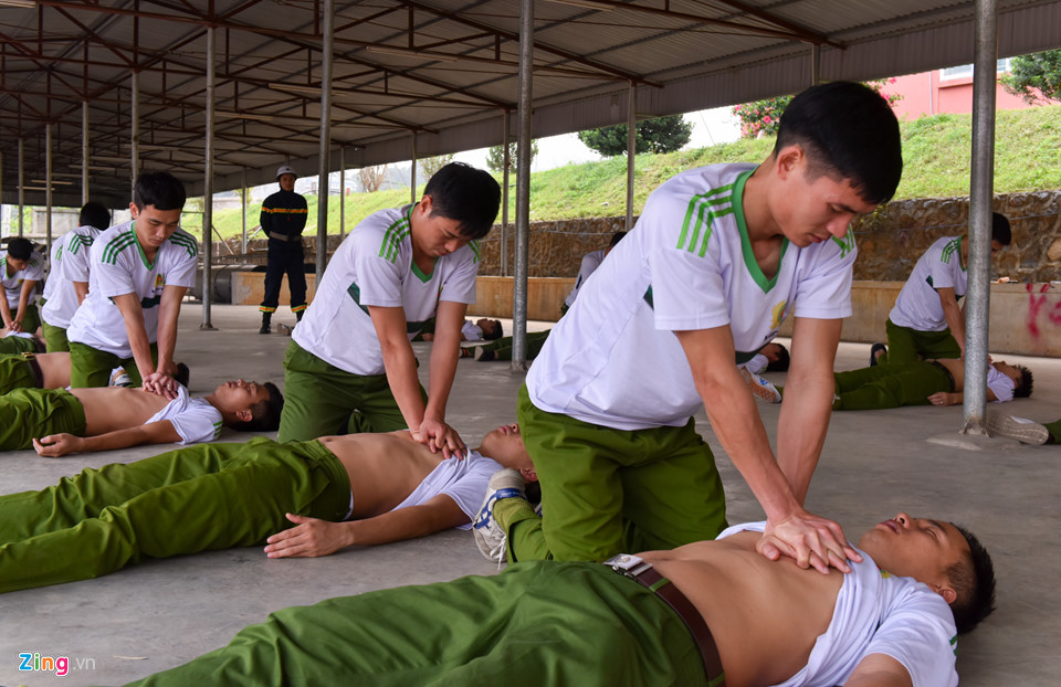 Khổ luyện leo thang, đu dây cứu hộ nạn nhân